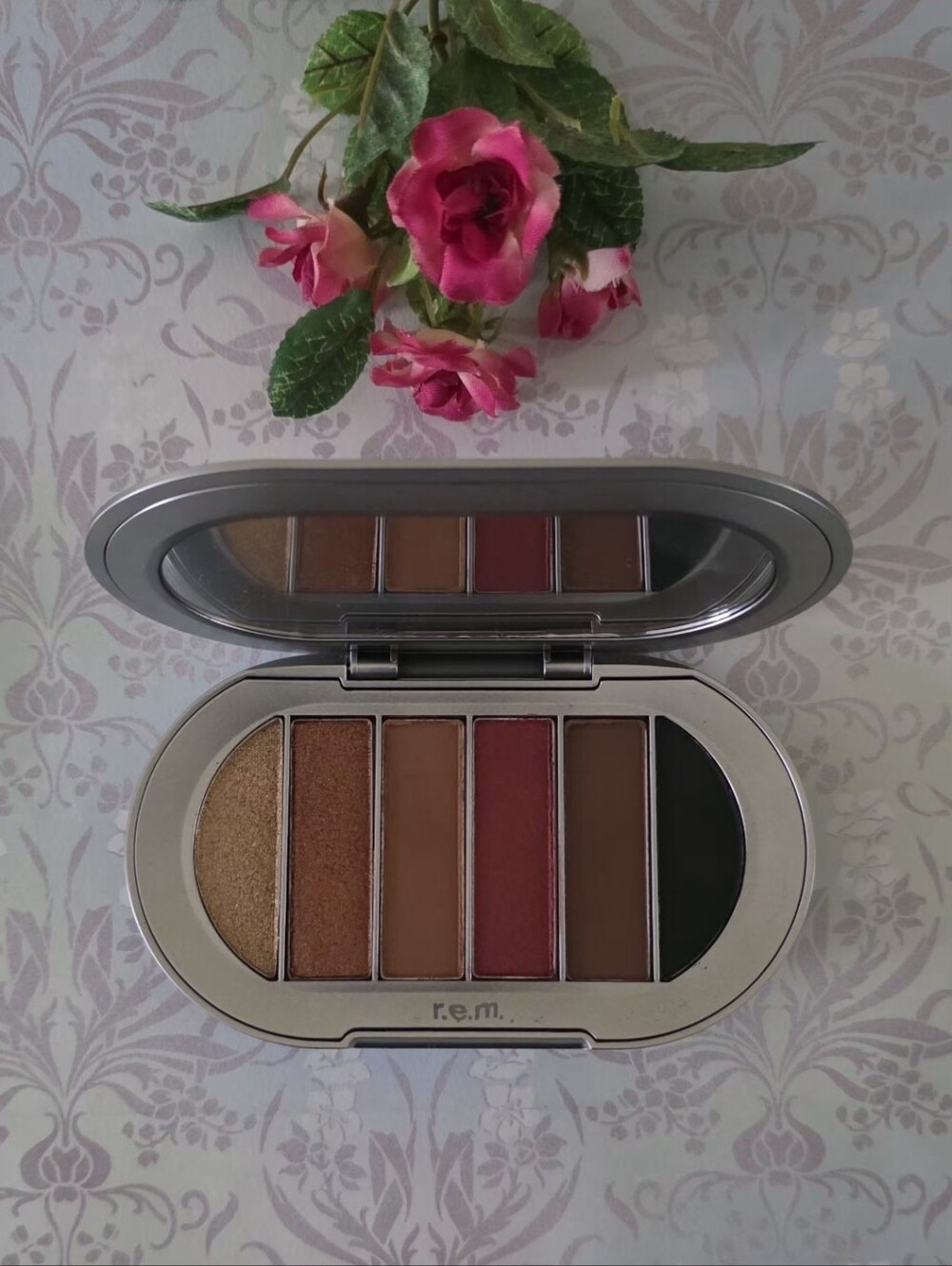 R.E.M. Beauty (Ariana Grande) Midnight Shadows Eyeshadow Palette in Principessa